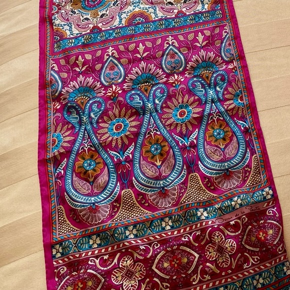 SOLD 🤩 Vntg Oscar de la Renta Silk Floral Scarf - Picture 8 of 11